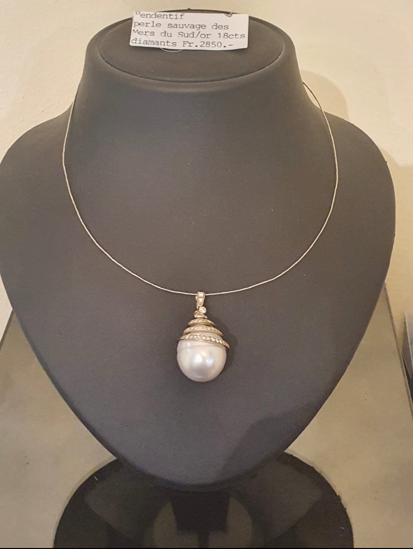 Collier pendentif perle sauvage des Mers du Sud, or 18cts et diamants