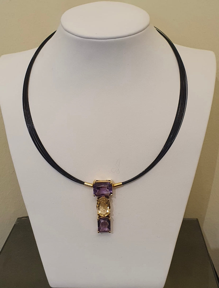 Collier pendentif en argent doré composé de deux améthystes facettées et d'une citrine