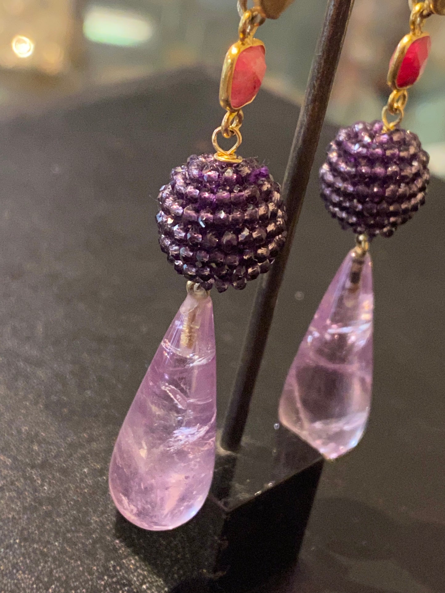 Boucles d’oreilles améthystes et rubis sur argent doré