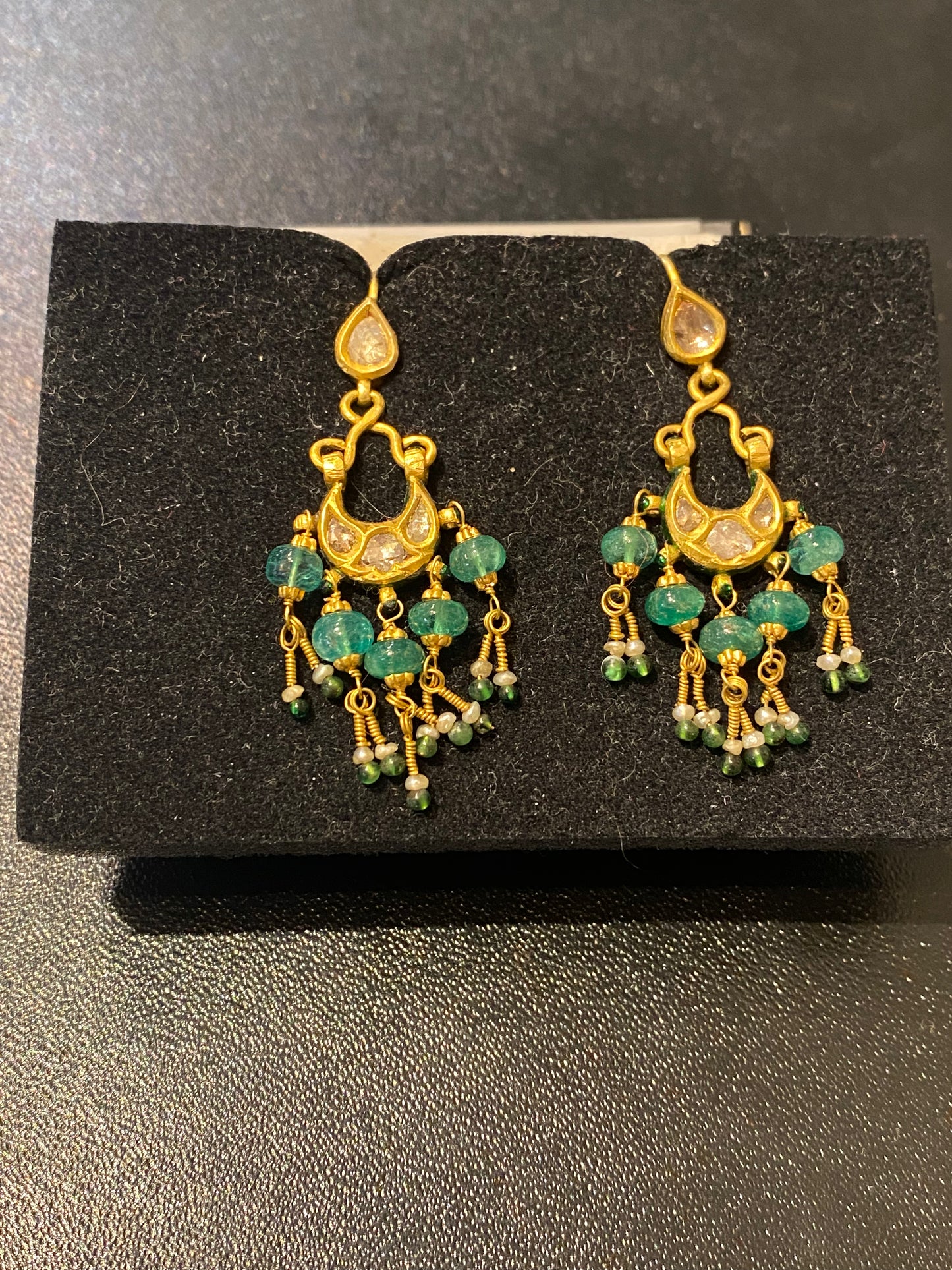 Boucles d’oreilles pièce unique du Rajasthanavec émeraudes et diamants sur or 18 carats