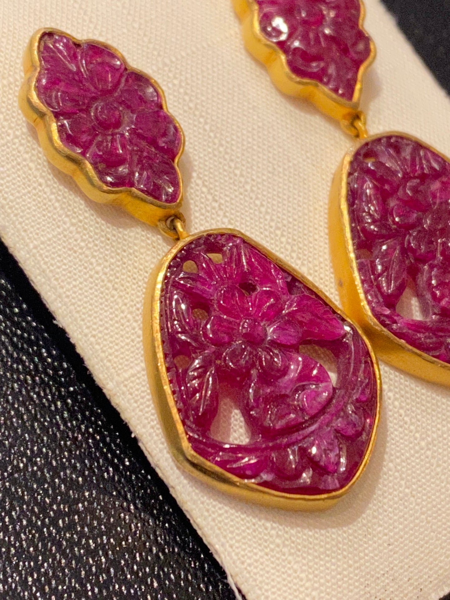 Boucles d’oreilles anciennes du Rajasthan avec rubis sculptés sur or 18 carats