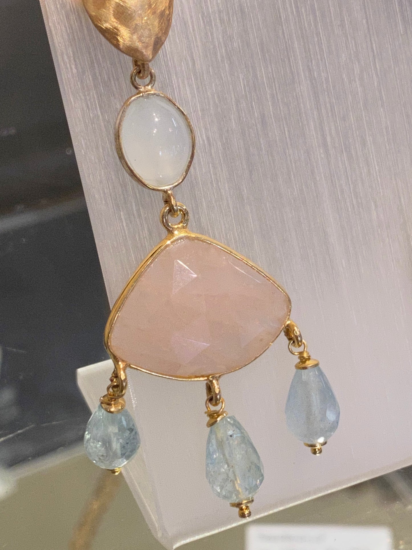 Boucles d’oreilles aigue-marine, quartz rose et topazes bleues sur argent doré
