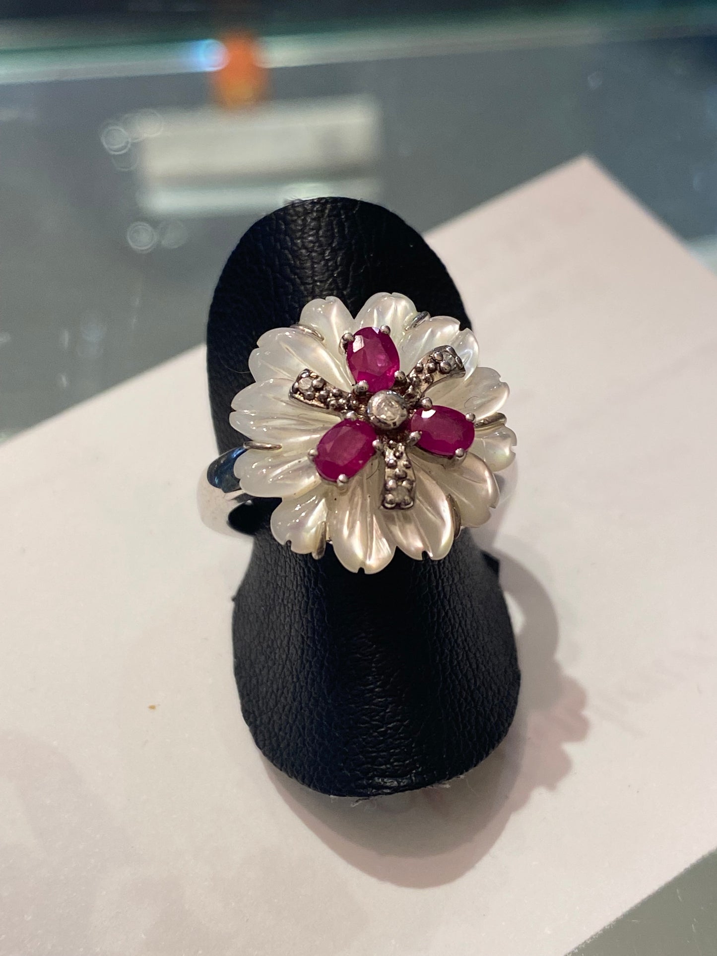 Bague création nacre, rubis et diamants en argent