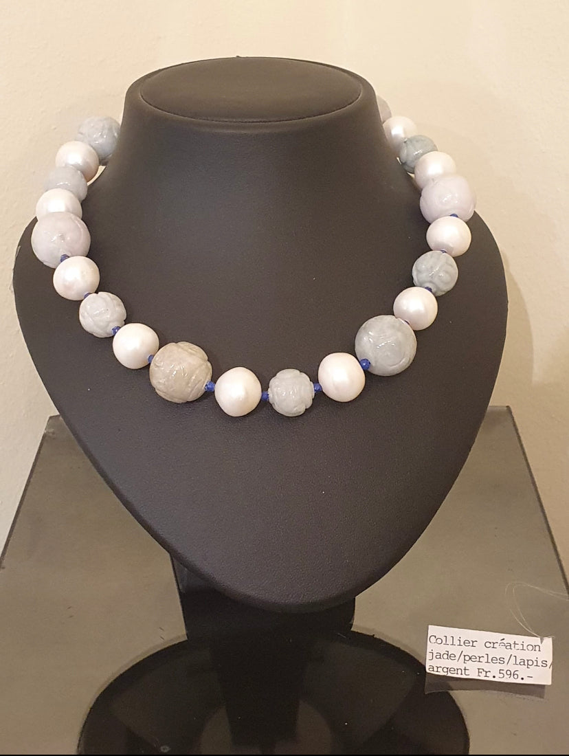 Collier création jade sculpté, perles, lapis lazuli et argent