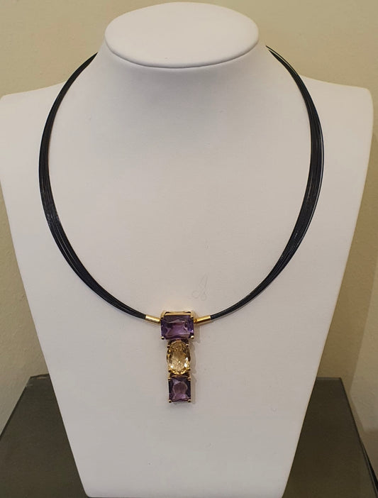 Collier pendentif en argent doré composé de deux améthystes facettées et d'une citrine
