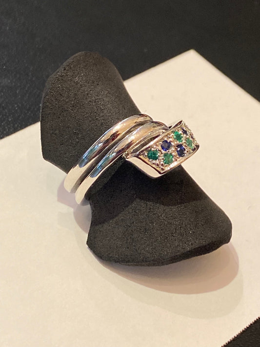 Bague vers 1970 émeraudes saphirs sur or blanc 18 carats