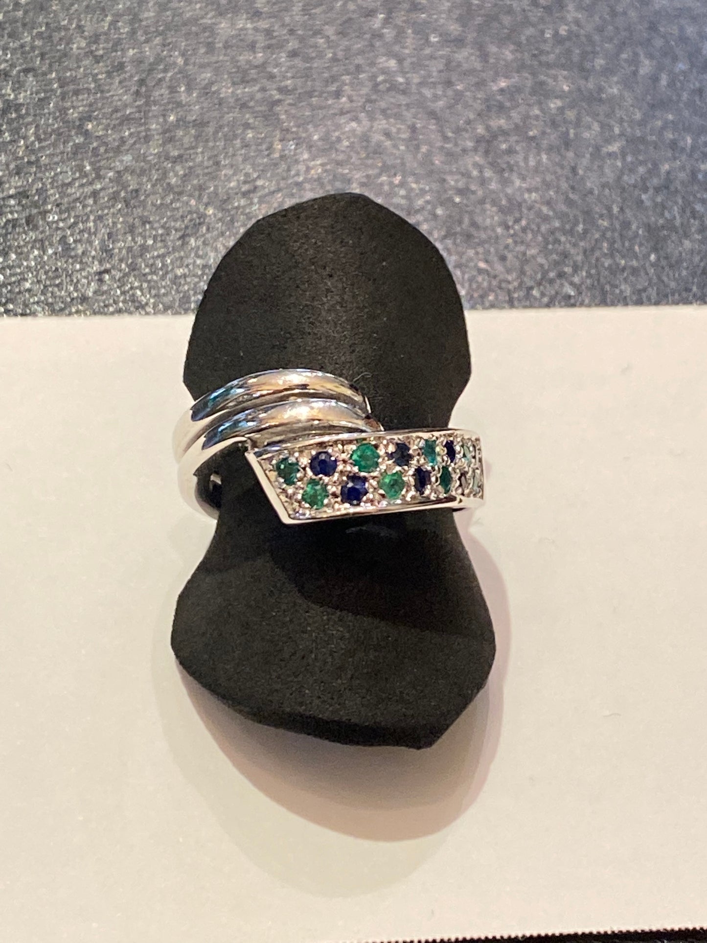 Bague vers 1970 émeraudes saphirs sur or blanc 18 carats