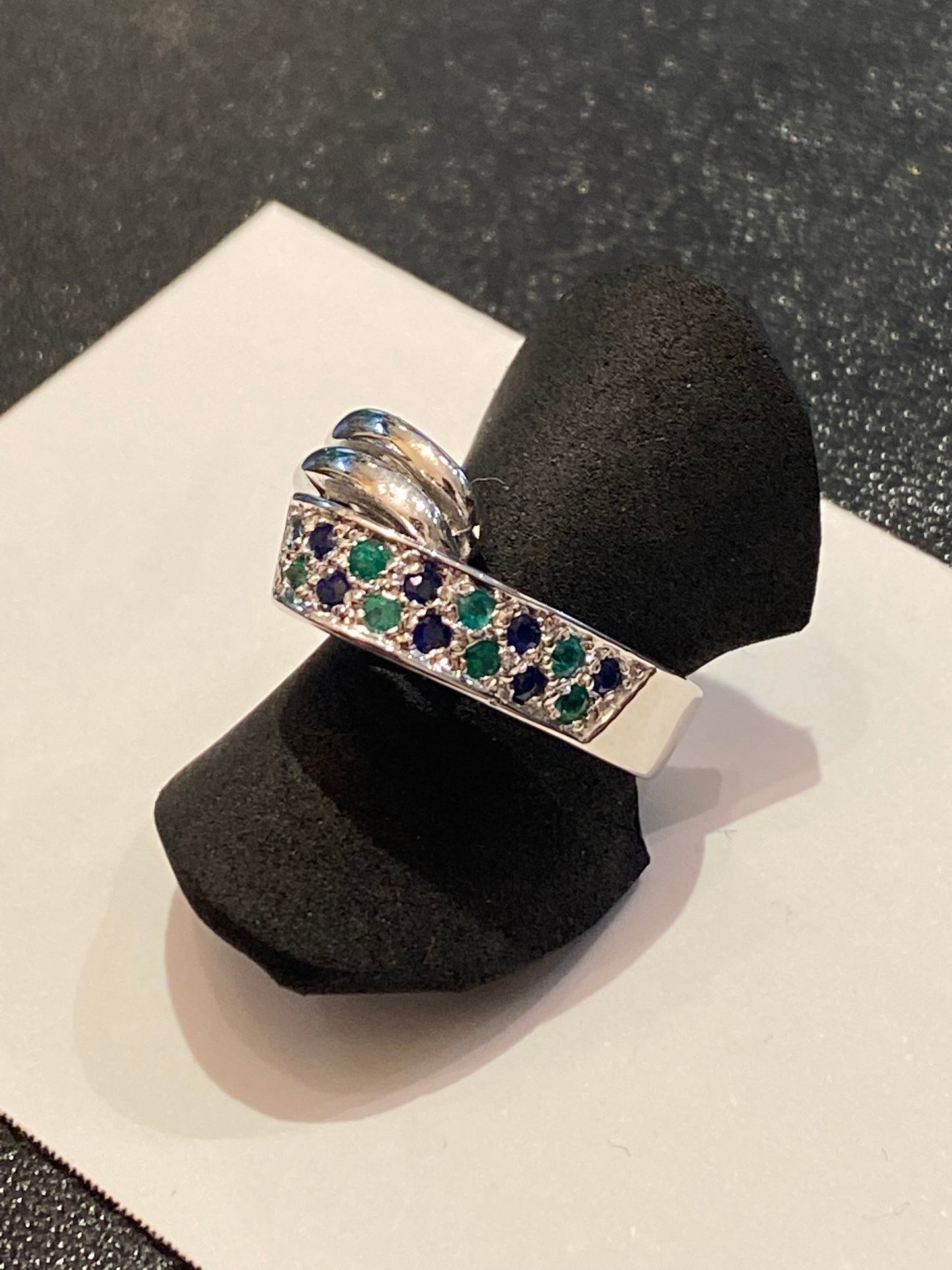 Bague vers 1970 émeraudes saphirs sur or blanc 18 carats