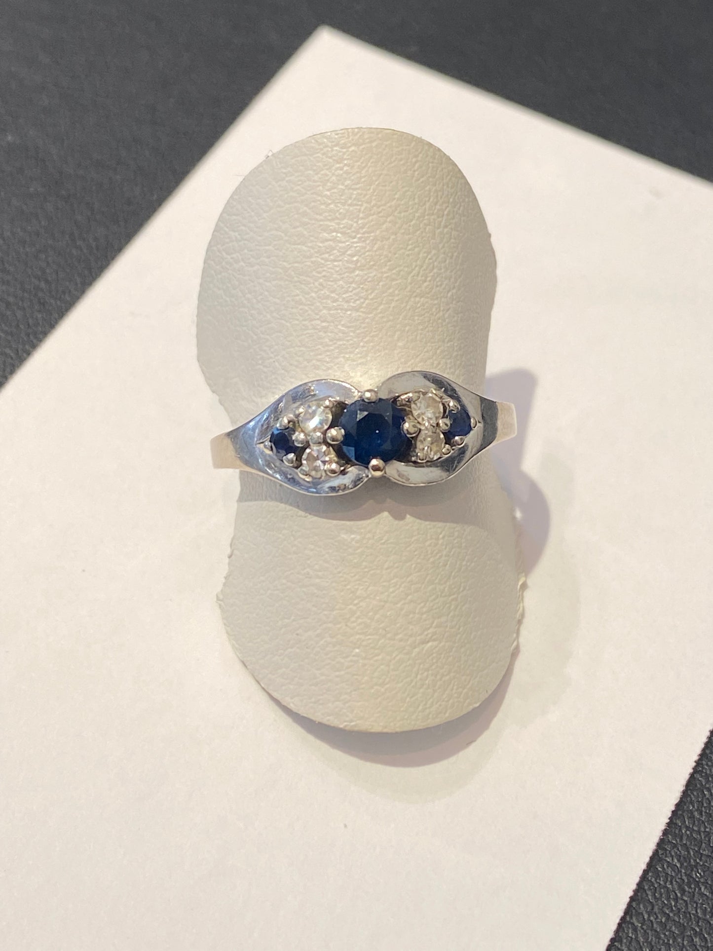 Bague saphir et diamants sur or 18 carats