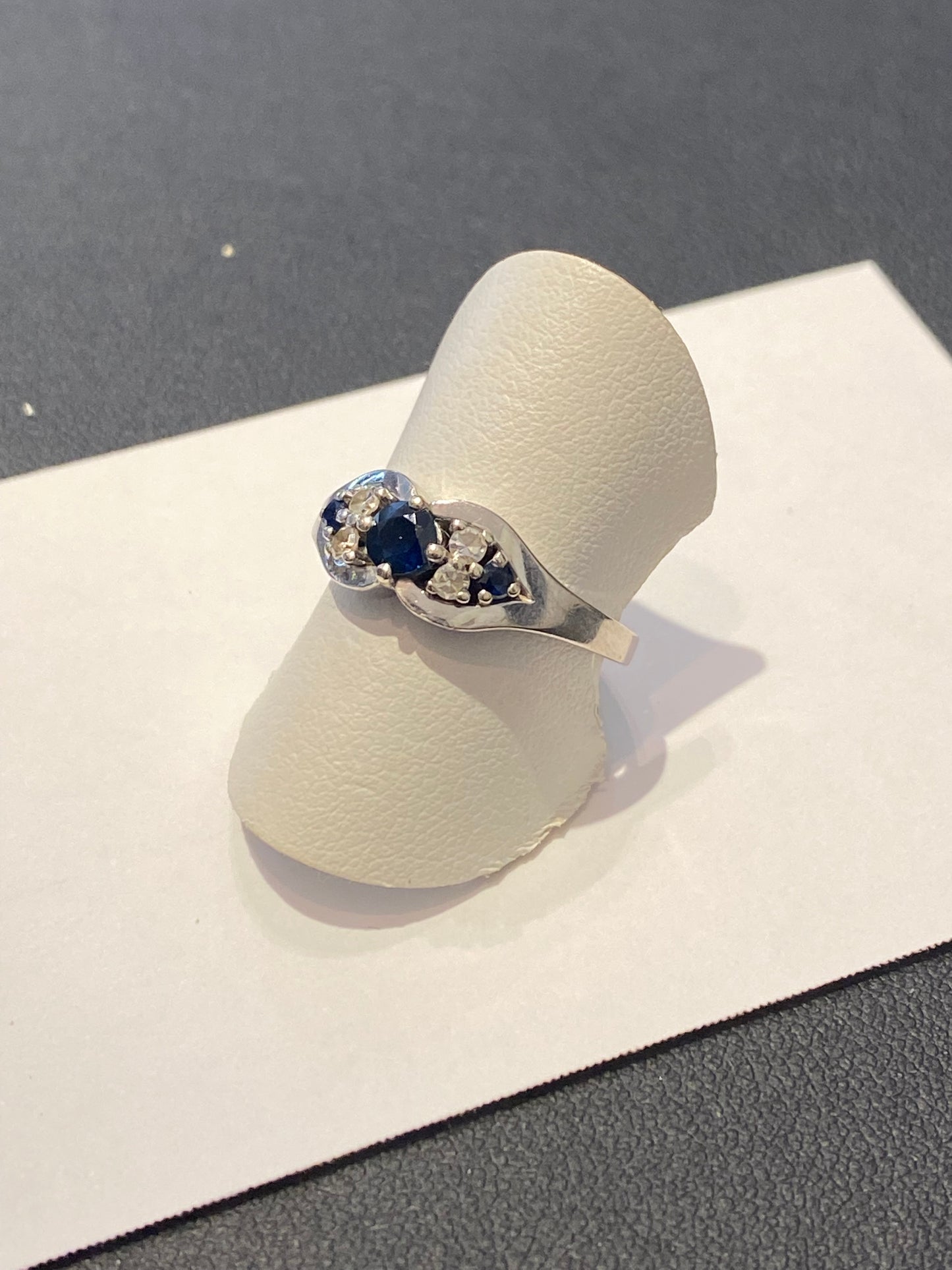 Bague saphir et diamants sur or 18 carats