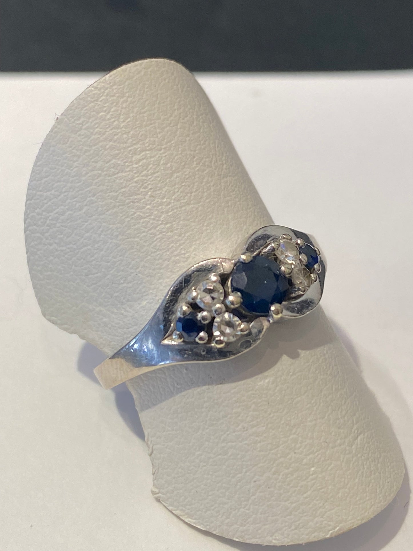 Bague saphir et diamants sur or 18 carats