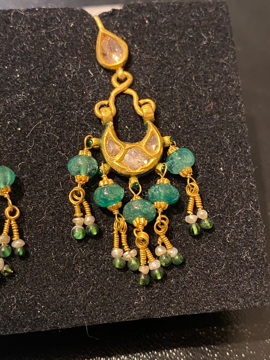Boucles d’oreilles pièce unique du Rajasthanavec émeraudes et diamants sur or 18 carats