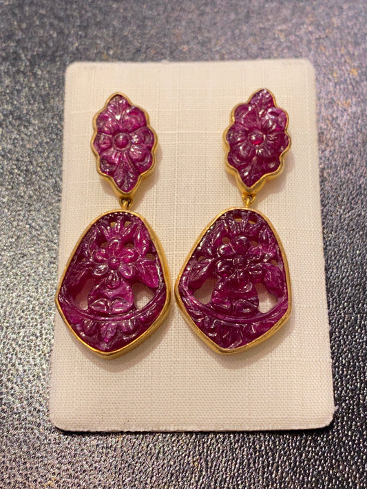 Boucles d’oreilles anciennes du Rajasthan avec rubis sculptés sur or 18 carats