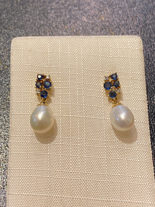 Boucles d’oreilles avec perles gouttes, saphirs et diamants sur or 18 carats