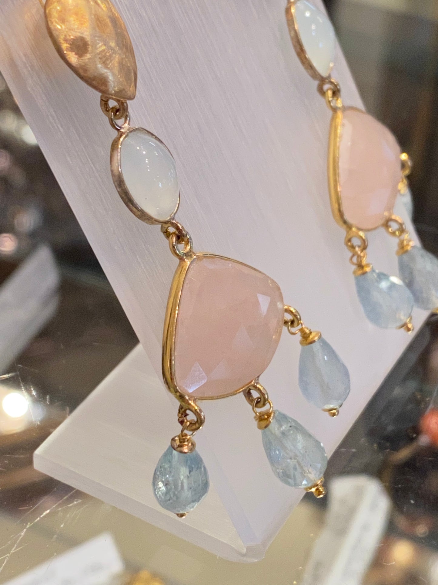Boucles d’oreilles aigue-marine, quartz rose et topazes bleues sur argent doré
