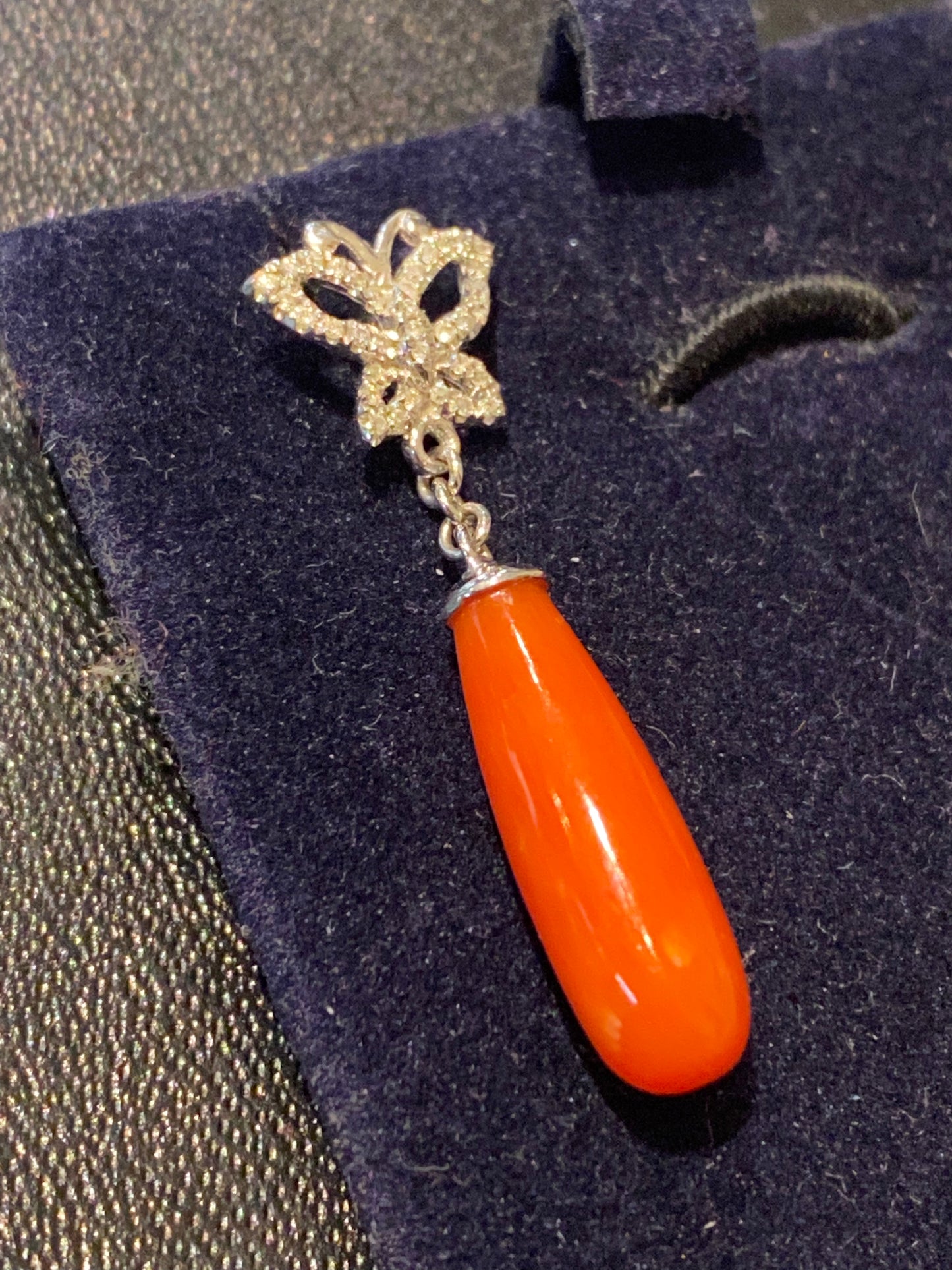 Boucles d’oreilles corail et diamants sur or 18 carats