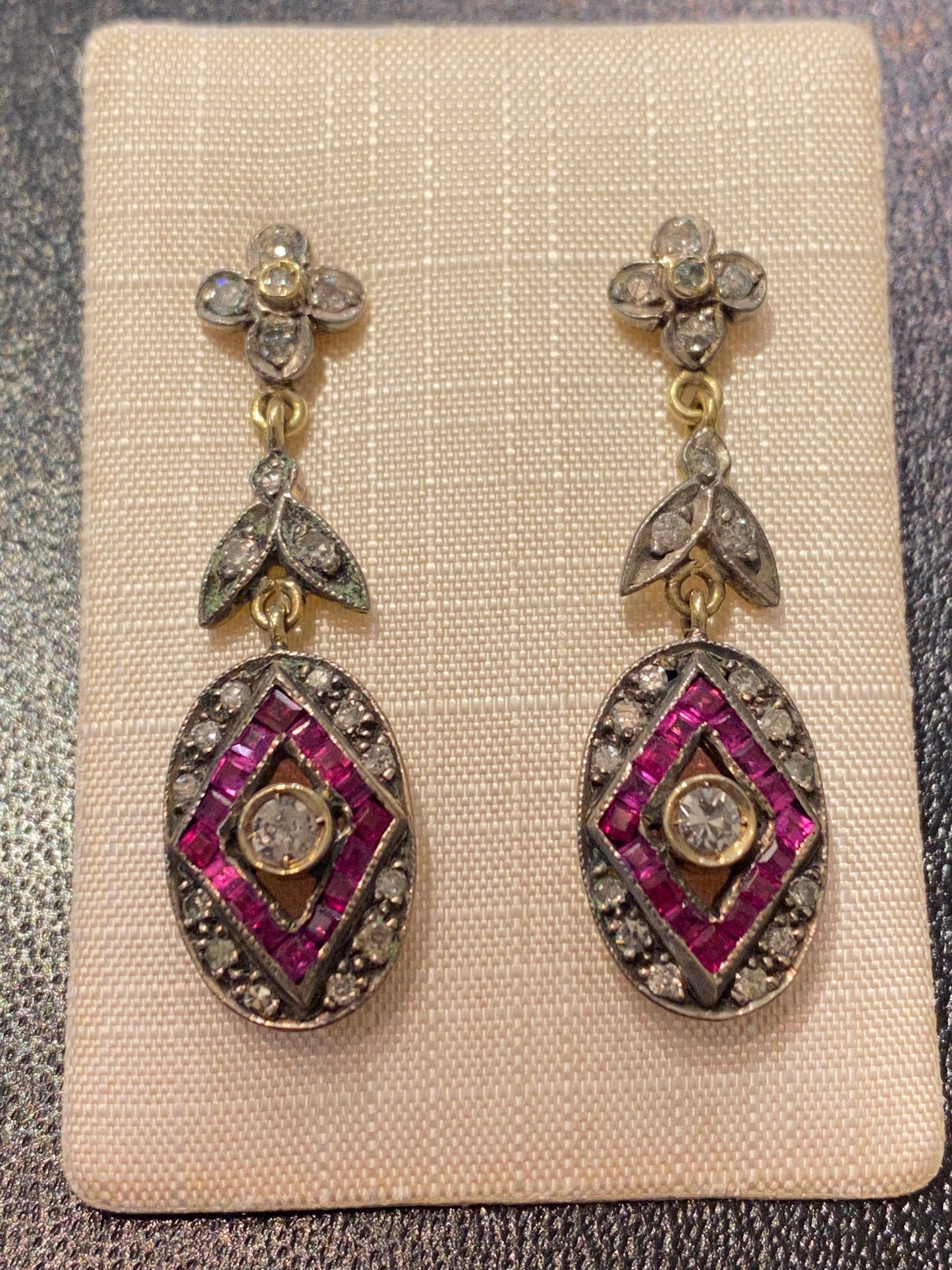 Boucles d’oreilles anciennes avec rubis et diamants sur or 18 carats