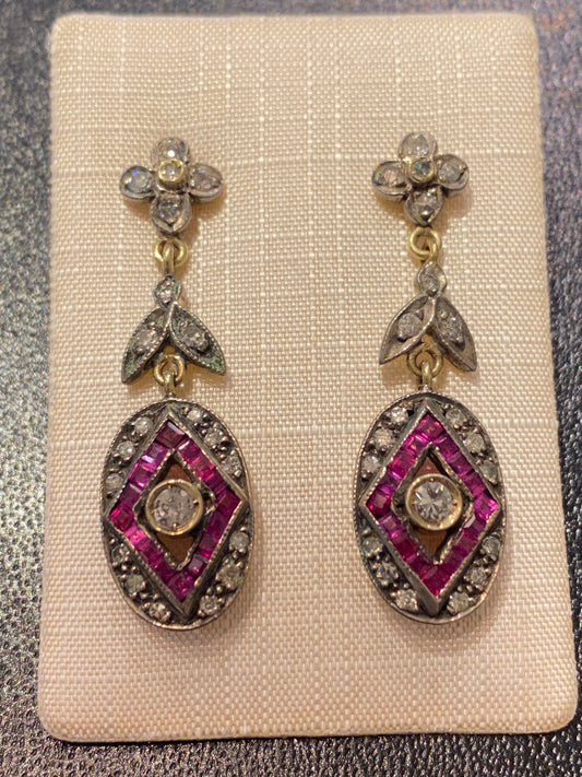 Boucles d’oreilles anciennes avec rubis et diamants sur or 18 carats
