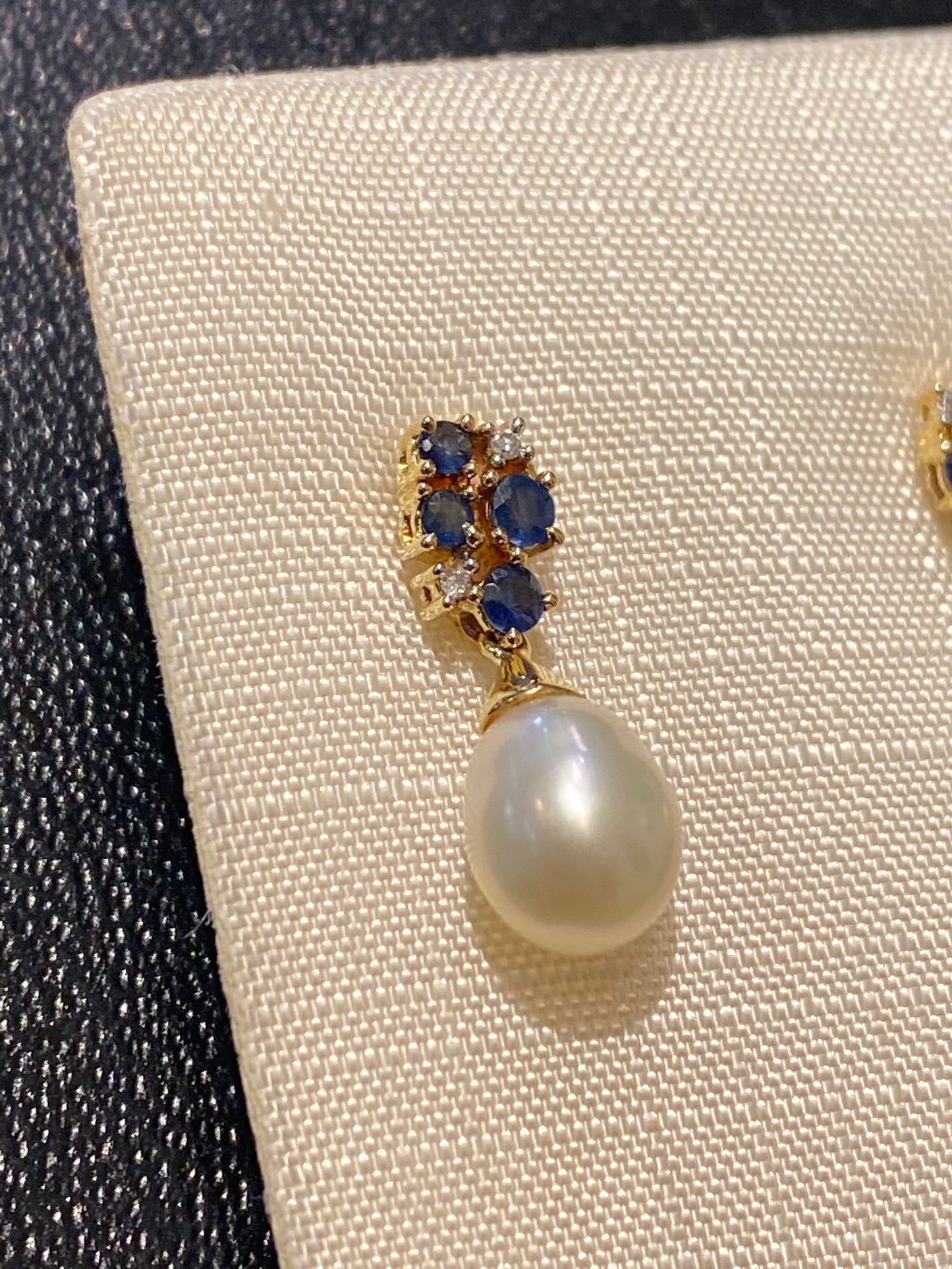 Boucles d’oreilles avec perles gouttes, saphirs et diamants sur or 18 carats