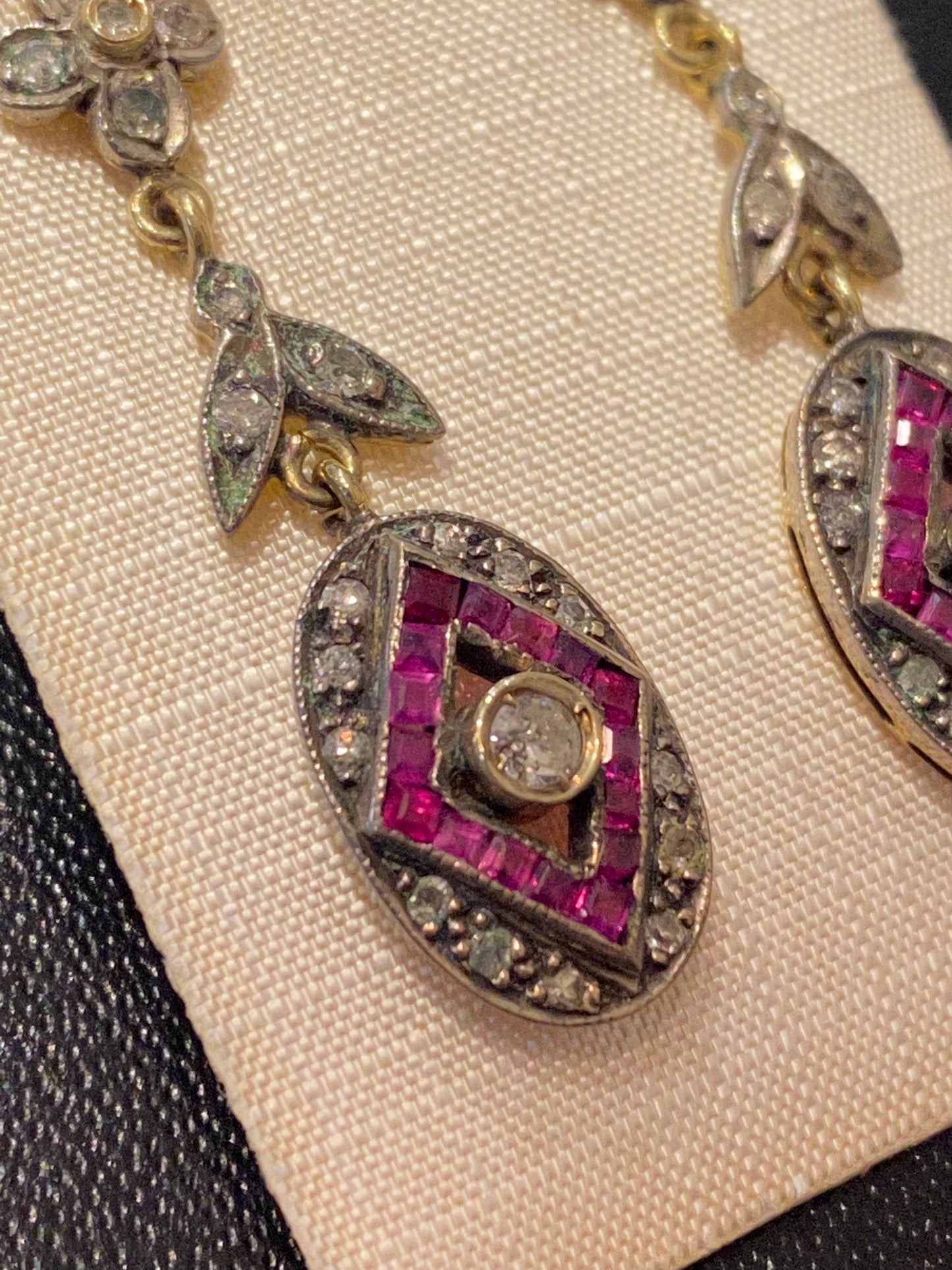 Boucles d’oreilles anciennes avec rubis et diamants sur or 18 carats