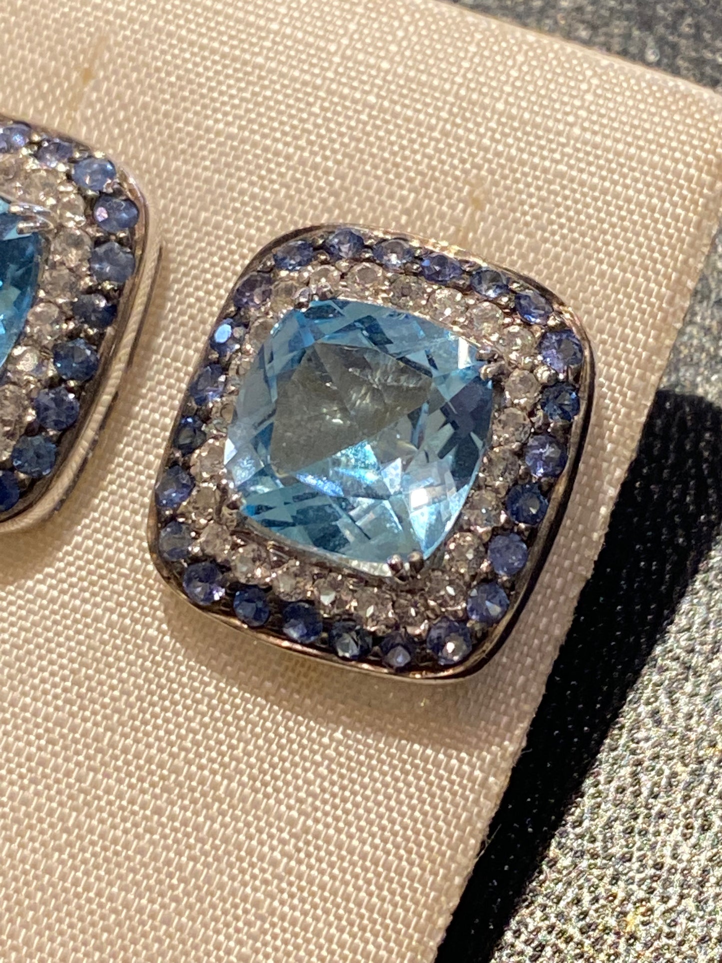 Boucles d’oreilles topazes bleues et blanches et saphirs bleus sur argent