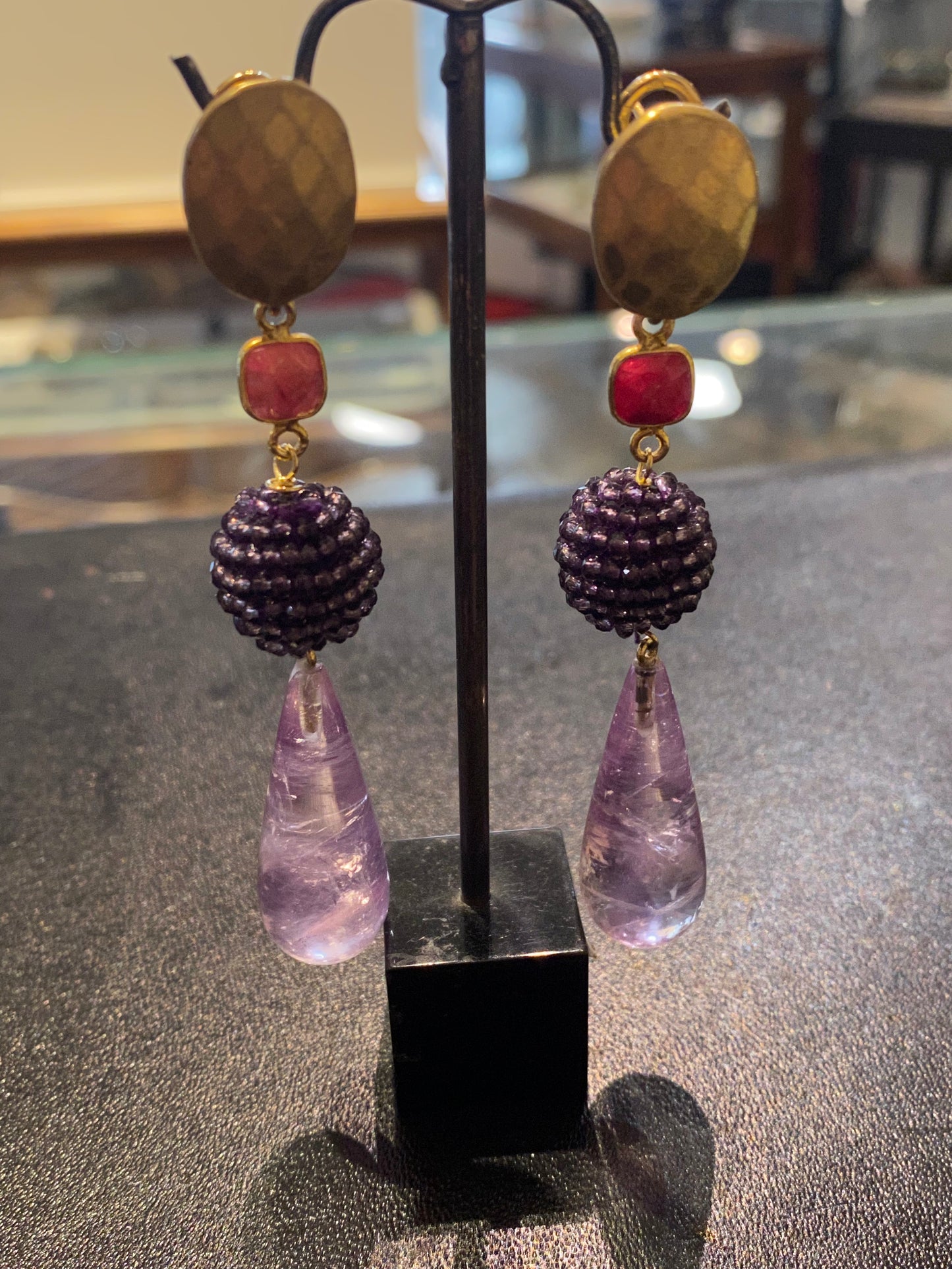 Boucles d’oreilles améthystes et rubis sur argent doré