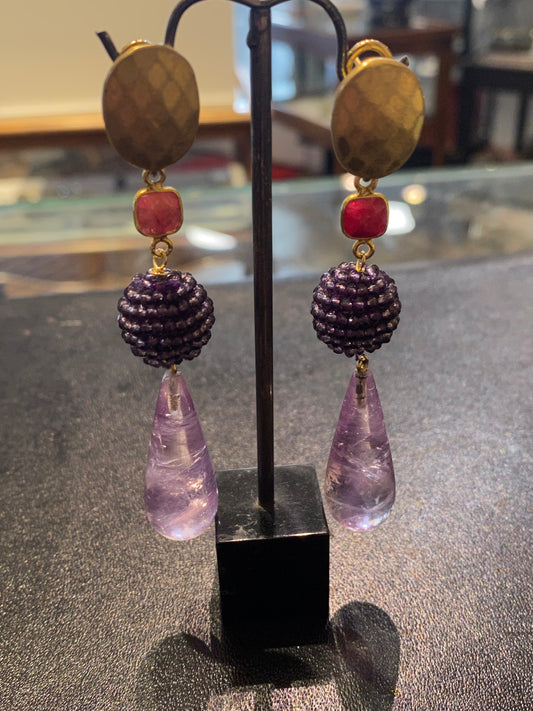 Boucles d’oreilles améthystes et rubis sur argent doré