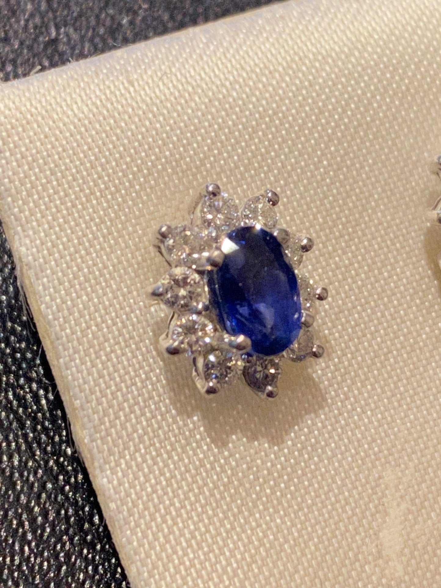 Boucles d’oreilles saphirs et diamants sur or 18 carats