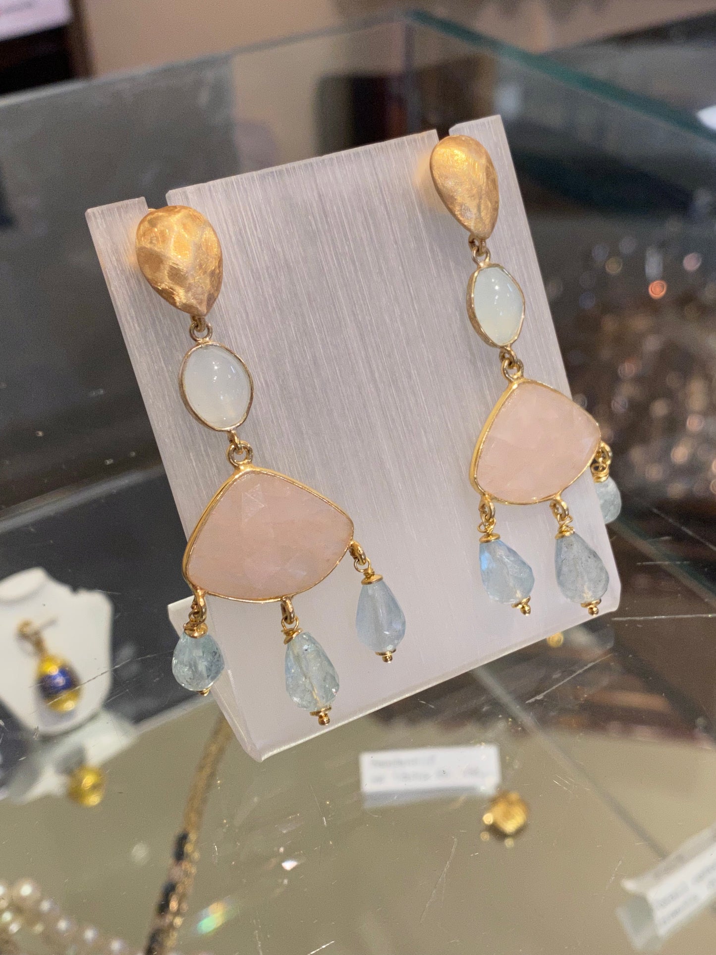Boucles d’oreilles aigue-marine, quartz rose et topazes bleues sur argent doré
