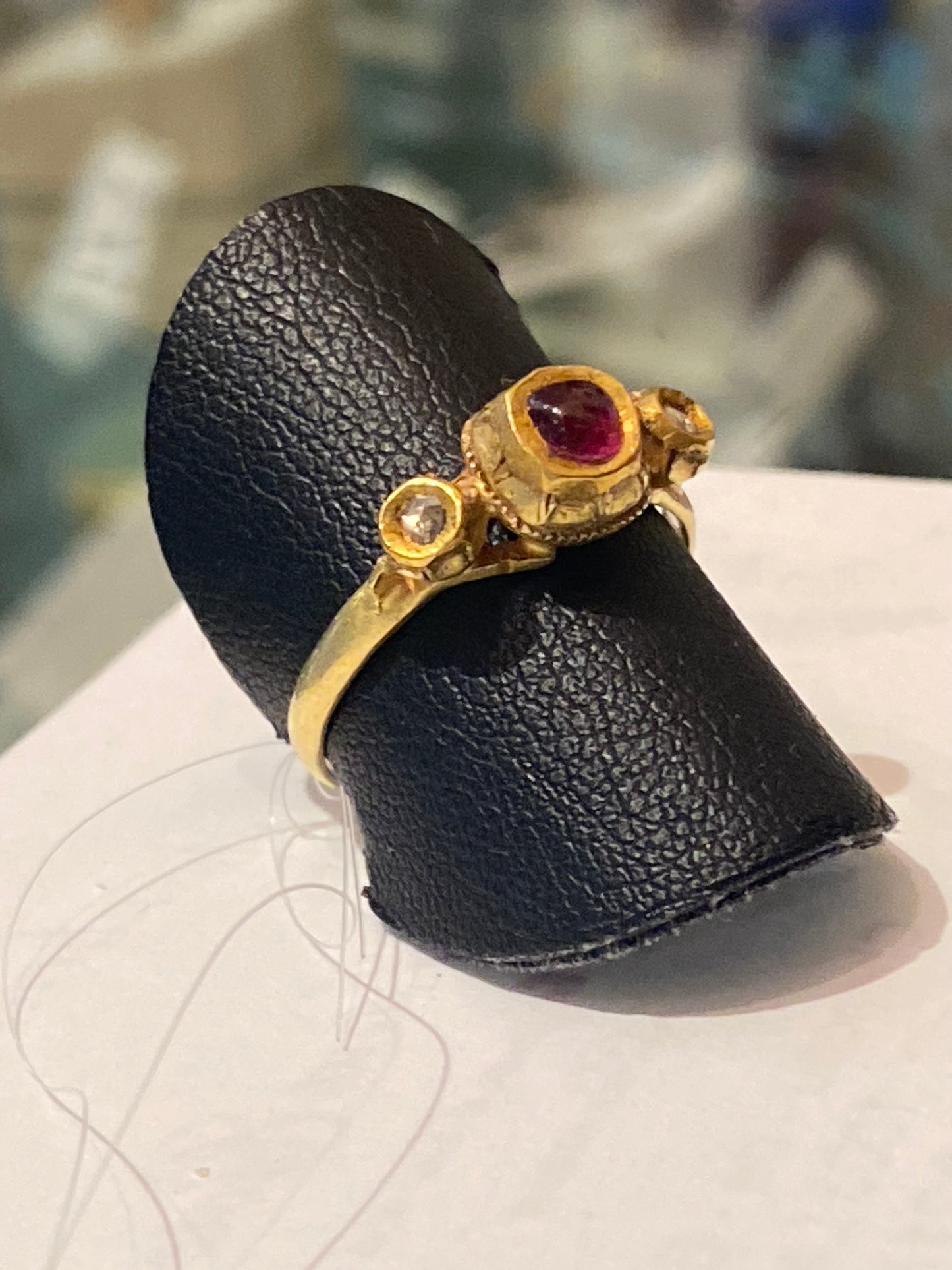 Bague ancienne de Bali 19ème or 18cts rubis diamants