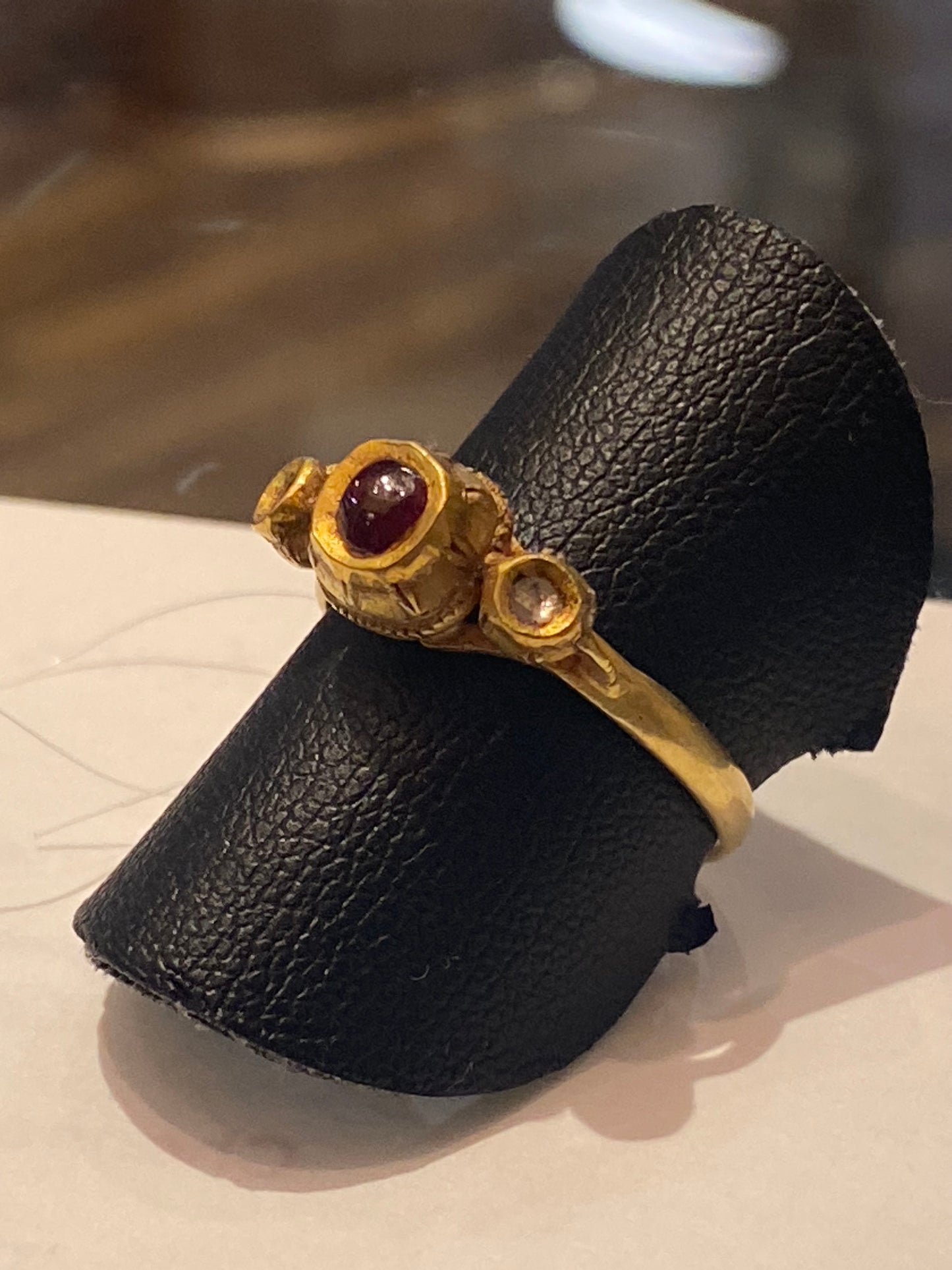 Bague ancienne de Bali 19ème or 18cts rubis diamants