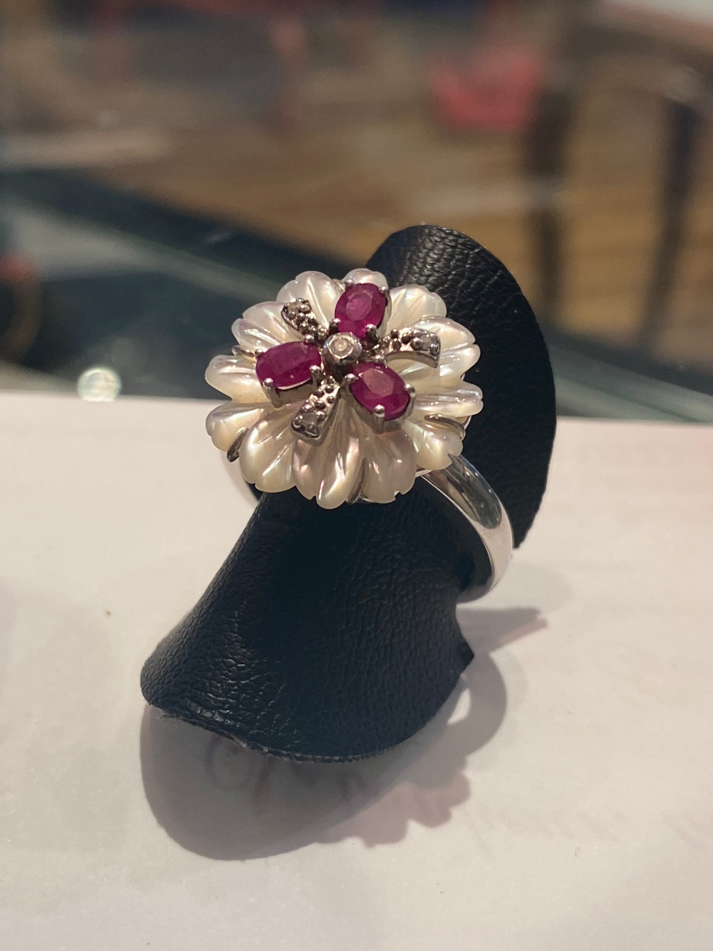 Bague création nacre, rubis et diamants en argent
