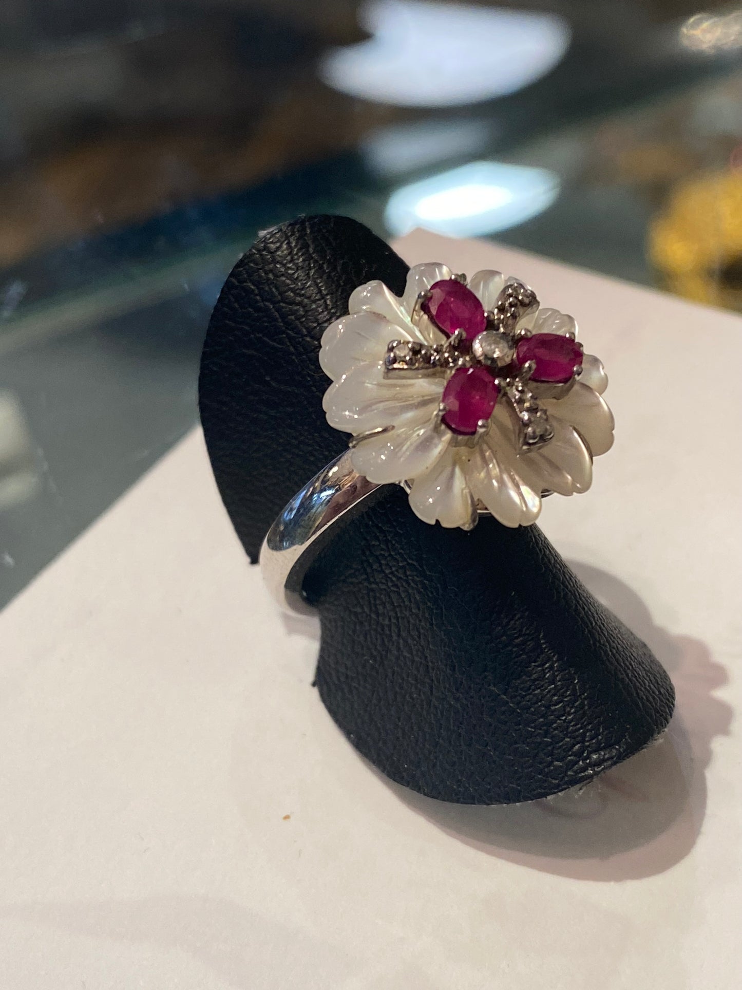Bague création nacre, rubis et diamants en argent